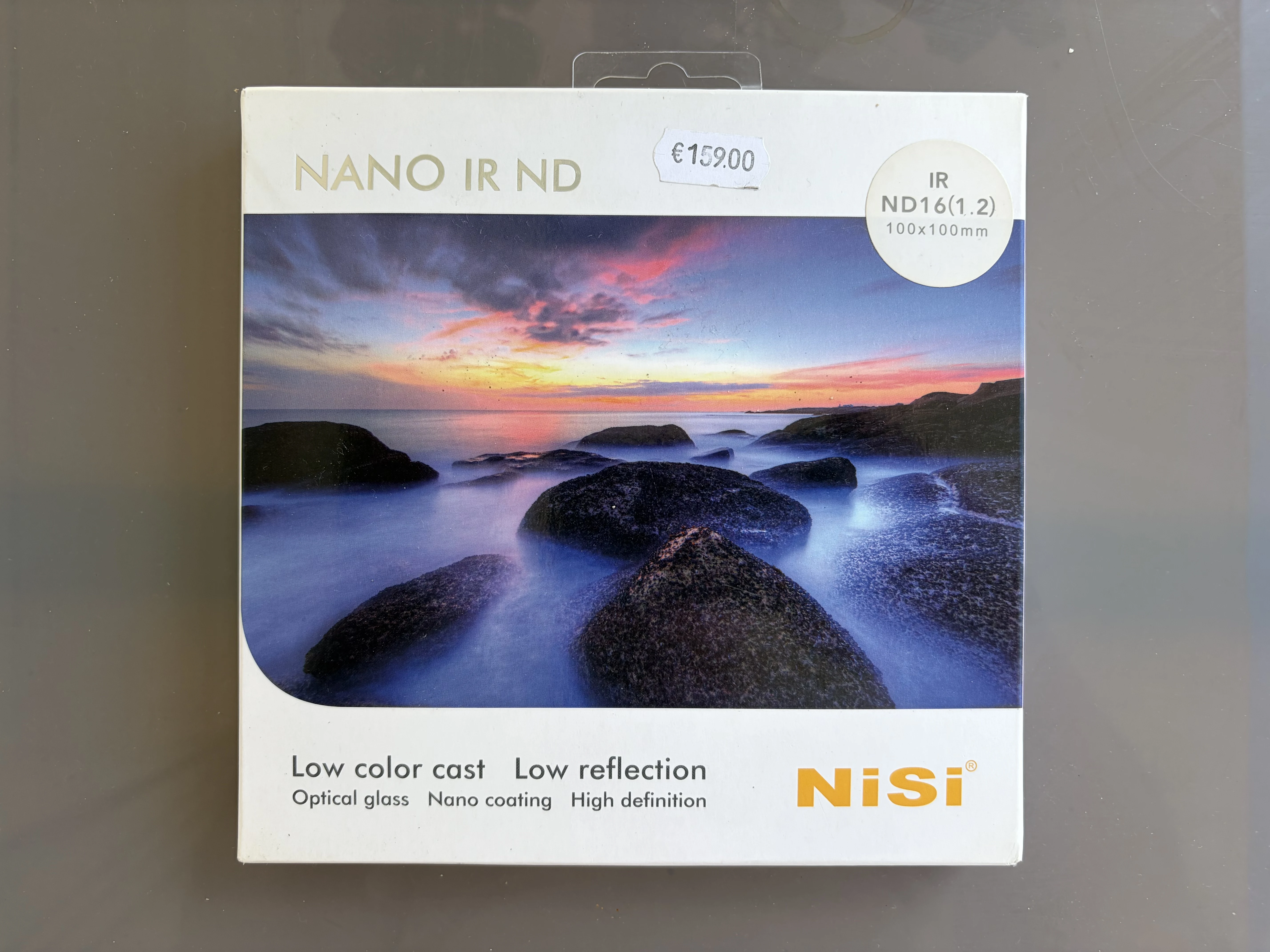 Boîte NiSi encore fermée, photographiée à réception